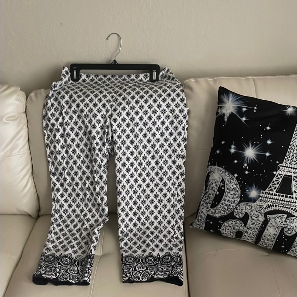 Back to school/work NWOT Talbots 12P Black and White Patterned Capris